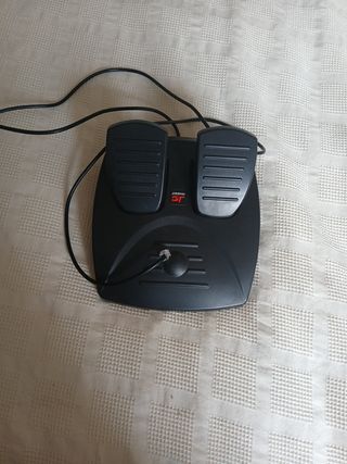 Simulador con volante y pedales