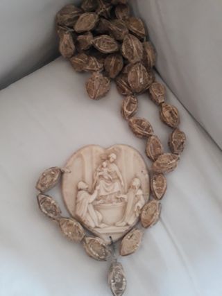 Rosario de piedra para pared