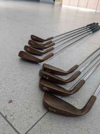 Palos y bolsa de golf