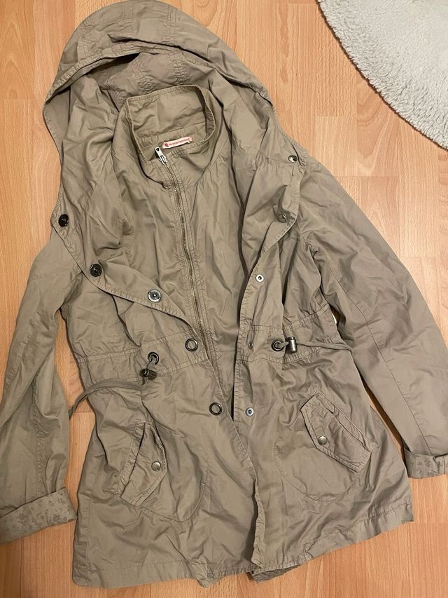 Trench gabardina System action