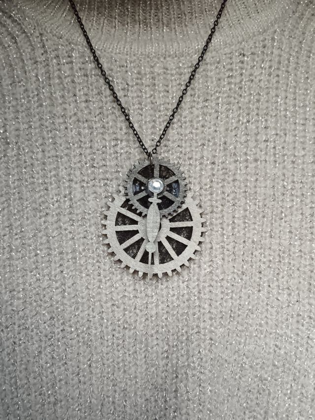 Collana con pendente in legno e pizzo steampunk