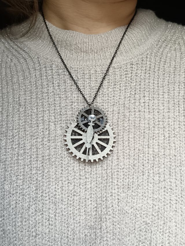 Collana con pendente in legno e pizzo steampunk