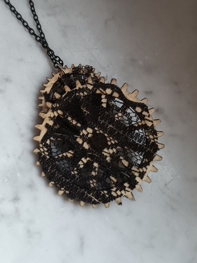 Collana con pendente in legno e pizzo steampunk