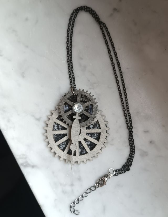 Collana con pendente in legno e pizzo steampunk