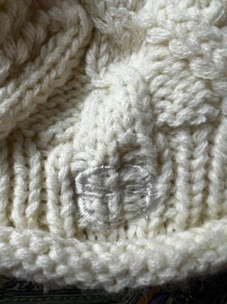 cappello e guanti color panna