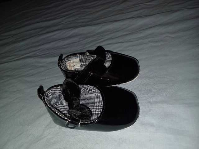 Sapatinhas de ballet em couro envernçado para bebé