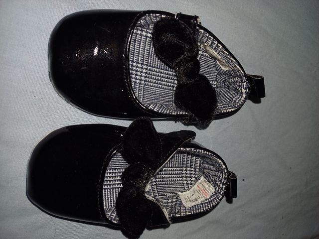 Sapatinhas de ballet em couro envernçado para bebé