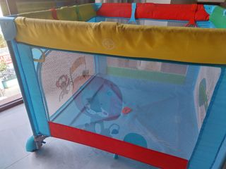 Parque infantil con agarraderas y colchon