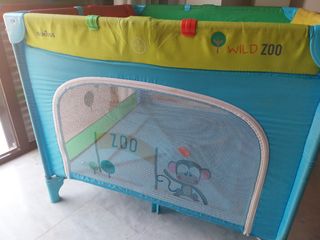 Parque infantil con agarraderas y colchon