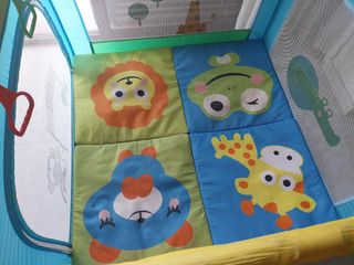 Parque infantil con agarraderas y colchon