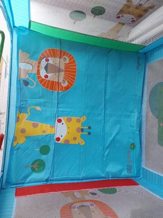 Parque infantil con agarraderas y colchon