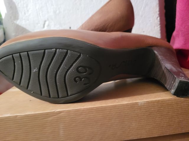 Zapato Unisa tacon camel