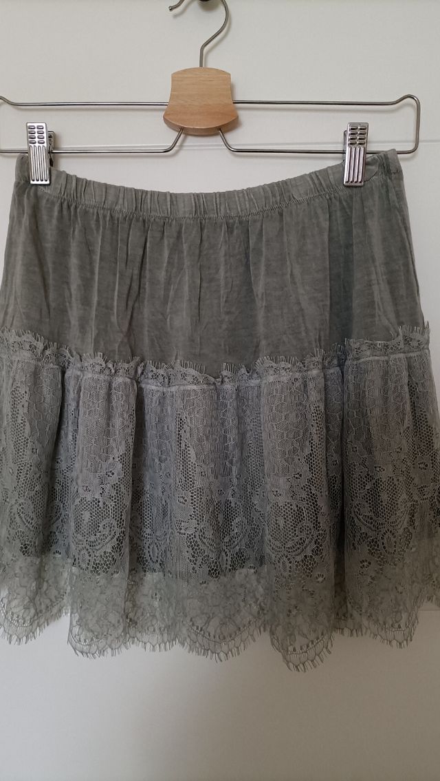 Falda con encaje corta