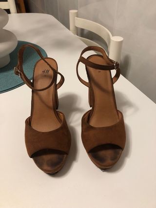 Zapatos tacón antelina color camel. H&M