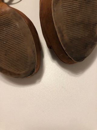 Zapatos tacón antelina color camel. H&M