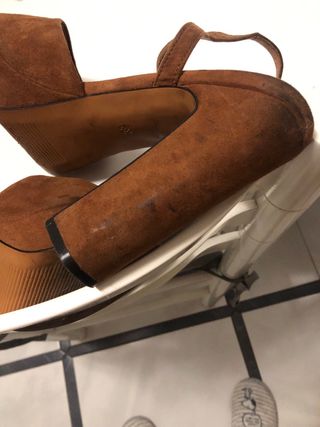 Zapatos tacón antelina color camel. H&M
