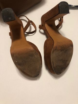 Zapatos tacón antelina color camel. H&M