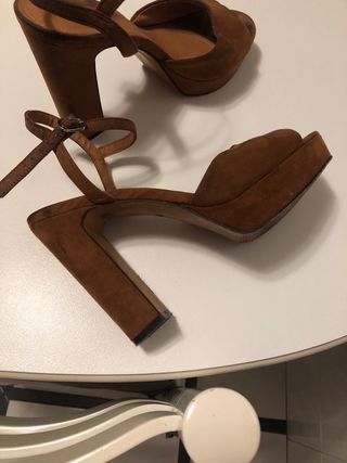 Zapatos tacón antelina color camel. H&M