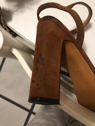 Zapatos tacón antelina color camel. H&M