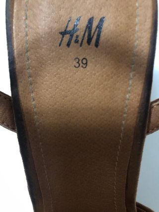 Zapatos tacón antelina color camel. H&M