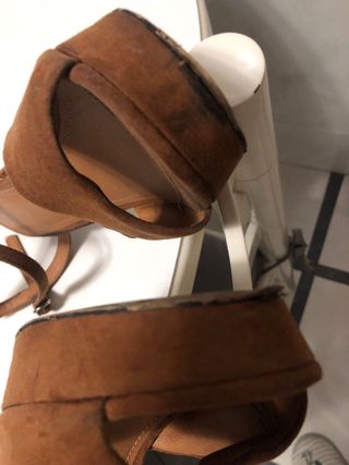 Zapatos tacón antelina color camel. H&M