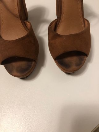 Zapatos tacón antelina color camel. H&M