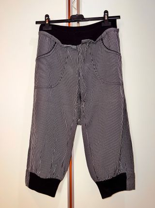 Pantaloni da donna a righe sotto al ginocchio