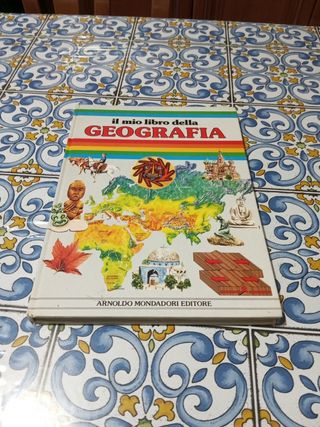 Libro della geografia Mondadori