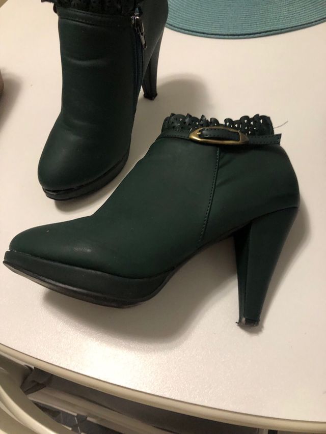 Botines de tacón en color verde botella. 3