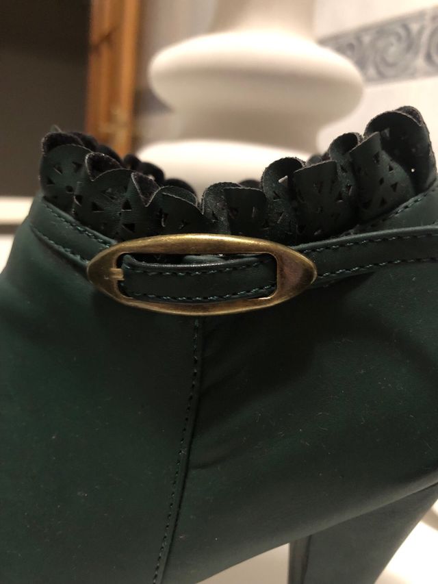Botines de tacón en color verde botella. 3
