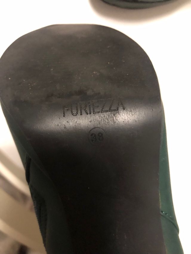 Botines de tacón en color verde botella. 3