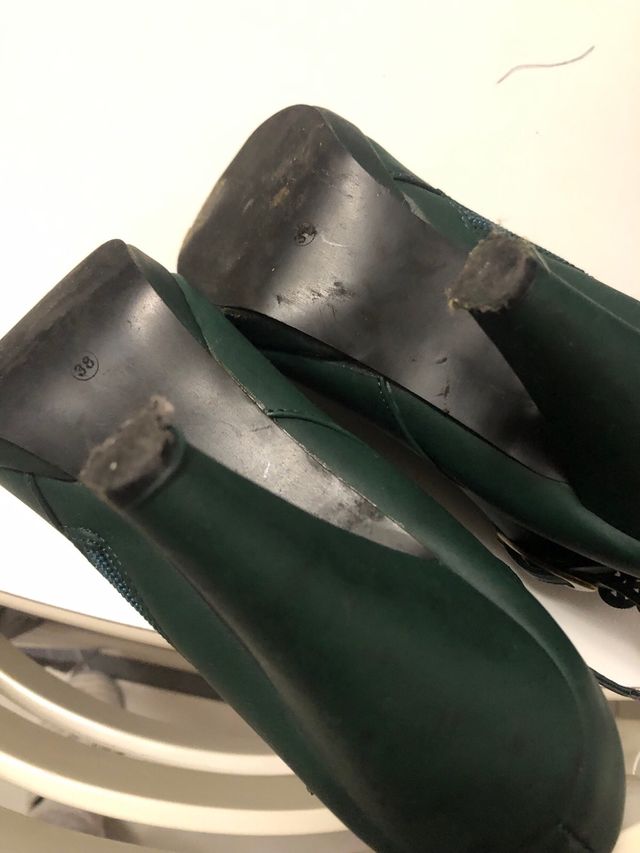 Botines de tacón en color verde botella. 3