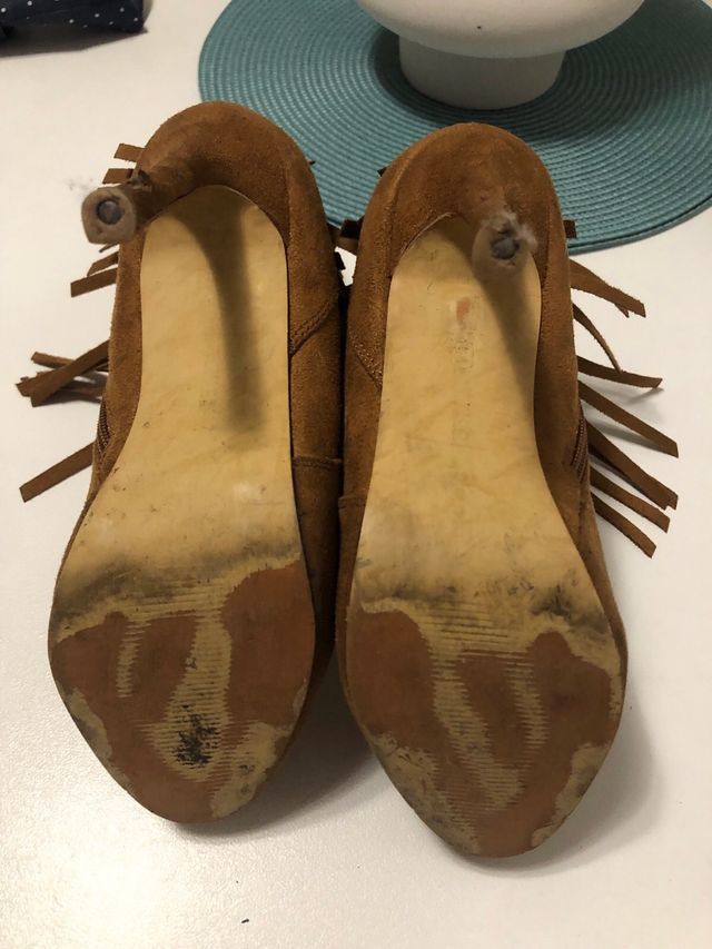 Botines de antelina color camel. 38