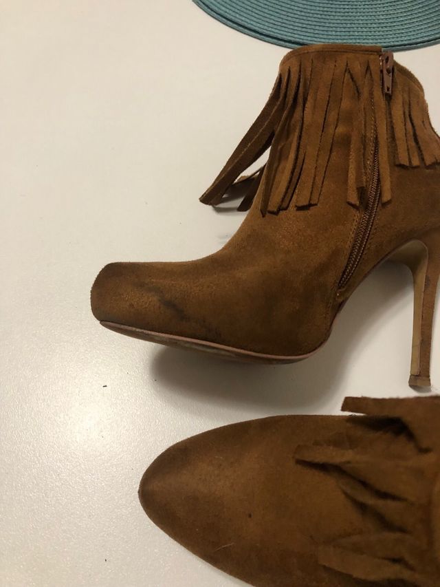 Botines de antelina color camel. 38
