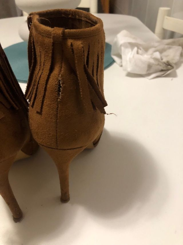 Botines de antelina color camel. 38