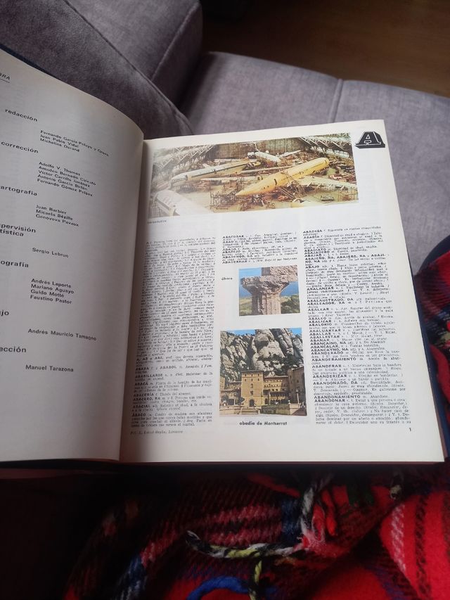 Larousse Monolingual Spanish Dictionaries: Pequeno Larousse En Color