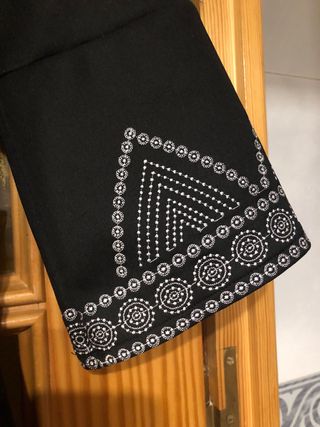 Bonito y original vestido negro. Talla única