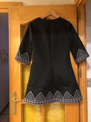 Bonito y original vestido negro. Talla única