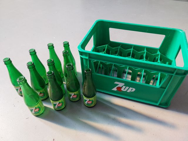 CAJA Y BOTELLAS 7 UP COLECCIÓN
