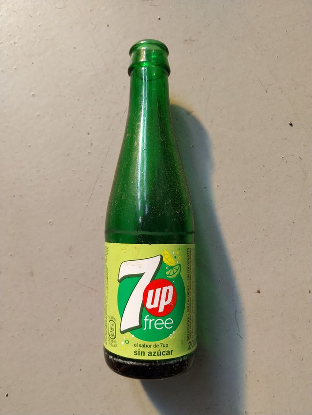 CAJA Y BOTELLAS 7 UP COLECCIÓN