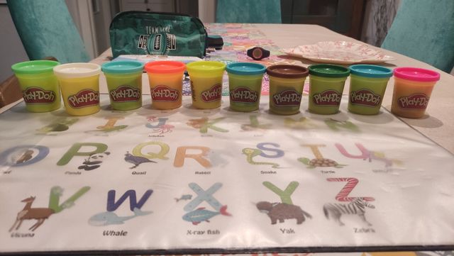 Botes de plastilina muy blandita.