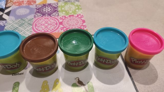 Botes de plastilina muy blandita.