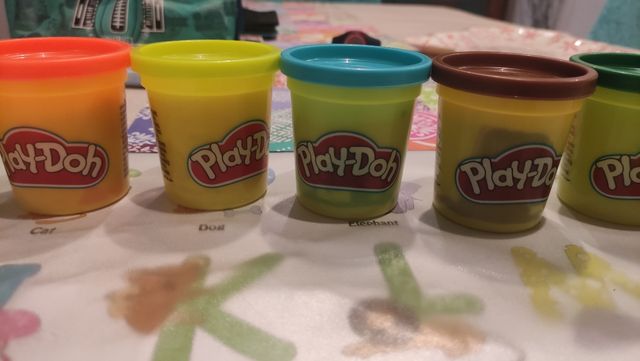 Botes de plastilina muy blandita.