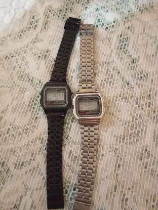 2 relojes contra el agua.