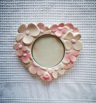 Cornice per foto in ceramica fiori rosa e bianchi