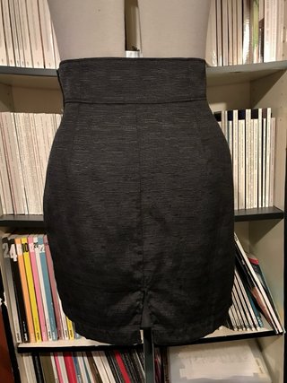 Gonna corta a vita alta elegante con bottoni