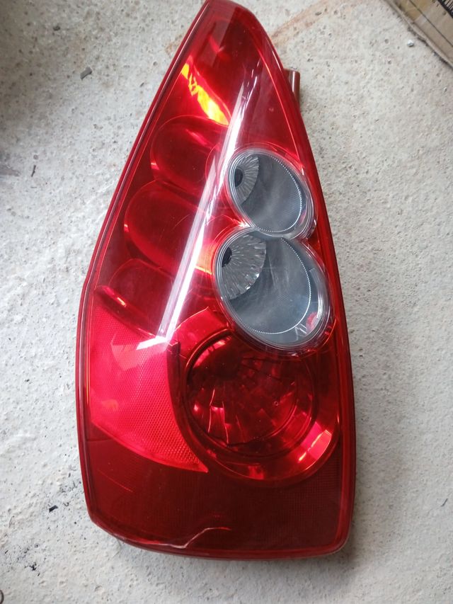 Piloto trasero izquierdo Mazda 5