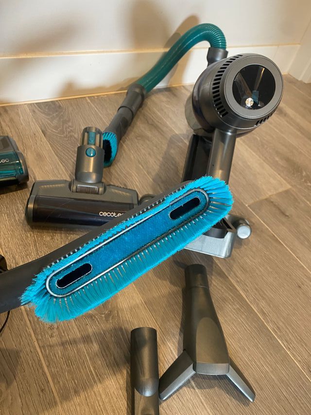 Aspiradora cecotec con accesorios