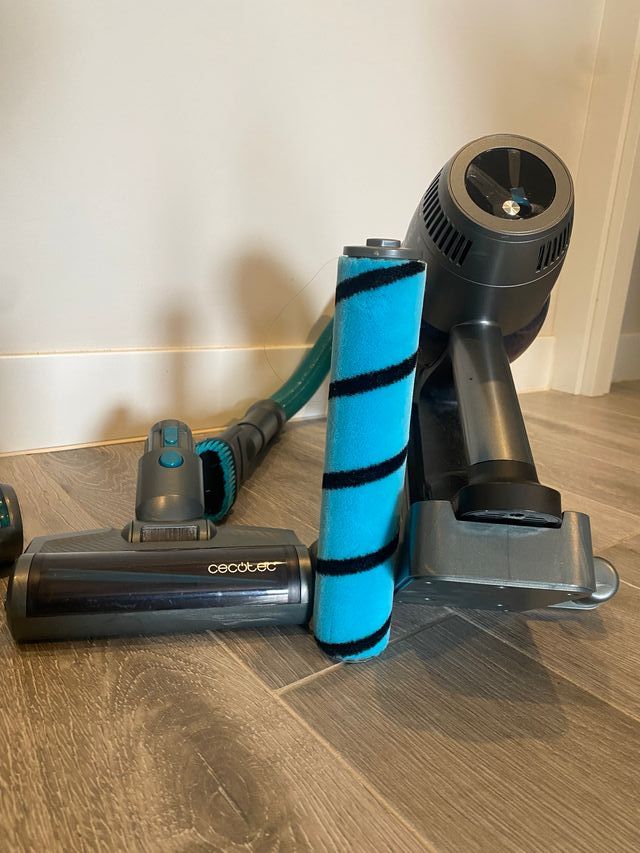 Aspiradora cecotec con accesorios
