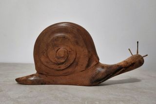 Soprammobile in legno LUMACA lavorata a mano